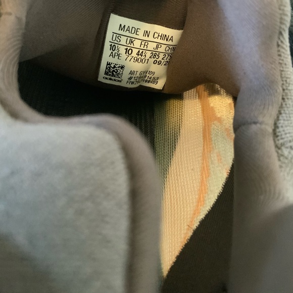 Adidas Yeezy 700 V3 - Picture 7 of 7